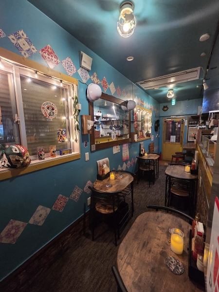 店内はアットホームな雰囲気が広がり、ラテンミュージックのリズムが心地よく流れる空間が特徴。明るい色調と陽気な店長が、食事をより一層楽しいものにしてくれます。本場メキシコの陽気さを感じながら、ジャンキーなラテン料理で満腹に！