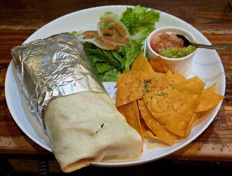 食感豊かな【エビアボカド・ブリトー】