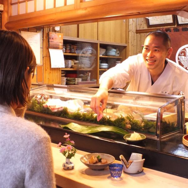 つけ場に立つのは熟練の大将と二代目、接客は女将が担当しています。温かい雰囲気は居心地の良さも抜群で、ついつい長居してしまうほど♪目の前で繰り広げられる鮮やかな包丁さばきや旬の食材についての会話を楽しみながら、肩肘張らずに本格寿司をご堪能ください！