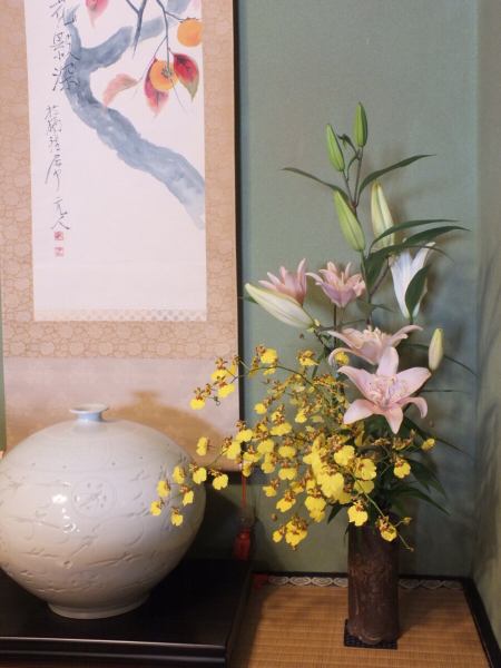 店内には玄関や床の間など、女将さんが心を込めて生けた季節の草花が飾られています◎和の空間に彩りを添える細やかな気配りこそが江戸八のおもてなし♪美しい花々を愛でれば心も体も癒やされます。料理の味だけでなく目でも楽しめる上質な空間で、至福のひとときをお過ごしください！