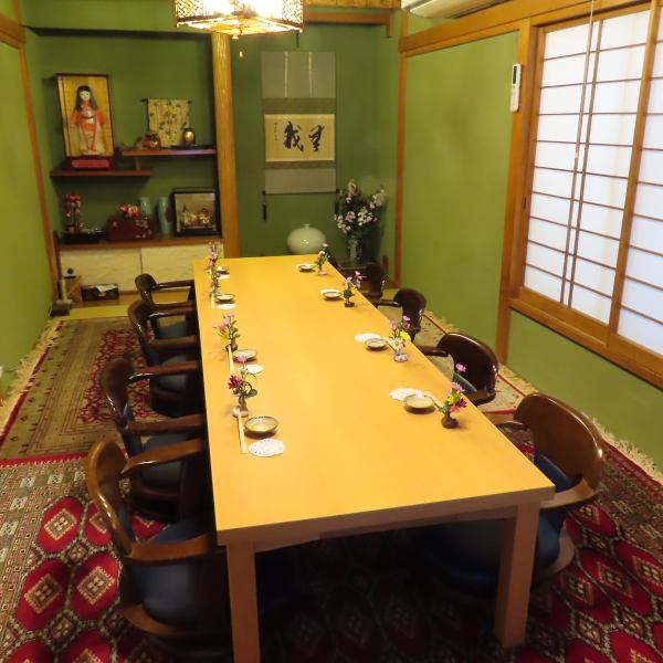 足元を気にせず寛げるテーブル席タイプの完全個室を完備◎和室でも椅子で食事ができるため、正座が苦手な方やご年配の方、お子様連れにも好評です♪周りを気にせず過ごせるプライベート空間は、法事や慶事、接待など大人数での特別なお集まりにも最適。安心してご利用いただけます！