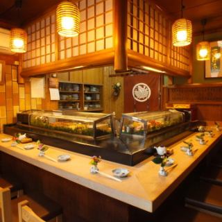 会社帰りにふらりと立ち寄れるカウンター席。お一人様でも気兼ねなく、大将との会話や職人の手仕事を楽しみながら、自分だけの贅沢な時間を過ごせます◎ 自分へのご褒美に、旬のネタと美味しい日本酒を少しずつ嗜む、そんな大人の使い方が似合う、当店ならではの特等席です。