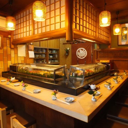 会社帰りにふらりと立ち寄れるカウンター席。お一人様でも気兼ねなく、大将との会話や職人の手仕事を楽しみながら、自分だけの贅沢な時間を過ごせます◎ 自分へのご褒美に、旬のネタと美味しい日本酒を少しずつ嗜む、そんな大人の使い方が似合う、当店ならではの特等席です。