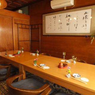 ゆったりと寛げる、温かみ溢れるお座敷の個室。まるで自宅のようなリラックス感で、小さなお子様連れや気心の知れた仲間との宴会でも気兼ねなく過ごせるのが嬉しいポイントです◎ 和の情緒を感じる落ち着いた空間で、時間を忘れてくつろぎのひとときをお過ごしください♪