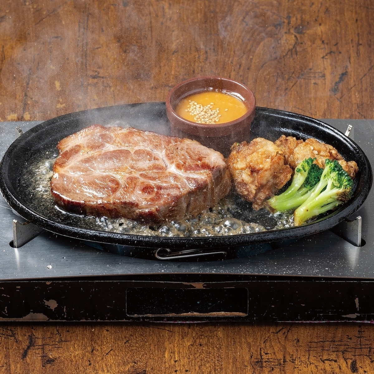 熱々の鉄板で提供するボリューム満点ステーキ！