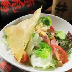 粗挽きウインナーと焼いたチーズのシーザーサラダ