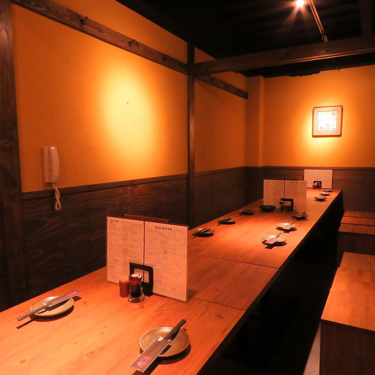 古木と土壁のお洒落な店内。和洋の創作料理と新鮮な旬のお刺身が自慢の居酒屋です！