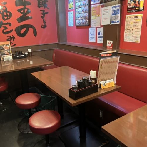 We have tables for 2 and 4 people.We also accept reservations for groups.If you have a reservation for more than 10 people, we will consult with the store, so please contact us!