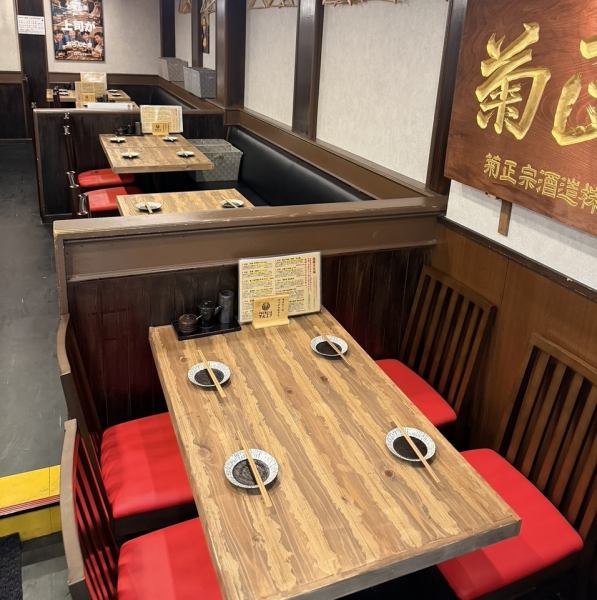 <宴会/酒会> 餐厅有4人桌和2人桌。欢迎您光临本店，举办朋友聚会或各类宴会。10人及以上预订，请致电联系我们。