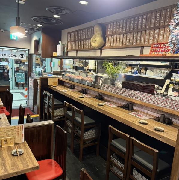 欢迎独自用餐的客人，也提供吧台座位。这种座位非常适合独自用餐或小团体用餐。您可以近距离欣赏烹饪过程和聆听美妙的音乐！