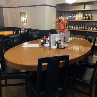 8名掛けテーブル席がございます。