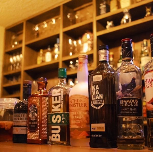 世界各国の美酒を厳選して取り揃えました。台湾ウイスキー「KAVALAN」、来日して間もないスコッチウイスキー「THE DEACON」など、フルーティーな口当たりからスモーキーな味わいのものまで幅広くご用意しております。酒瓶のデザインやロゴマークから風格が漂い、お席にいながら世界旅行を楽しむような雰囲気を味わえます。