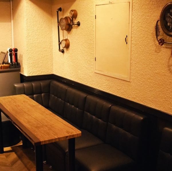 少人数で集えるお席もご用意しております。オフホワイトの落ち着いた内装と、壁に飾られた古時計のセピア色が、ノスタルジックな雰囲気を引き立てます。大人時間をゆったりと楽しめる贅沢な空間で、極上の酒をお供に、心ゆくまでお楽しみください。椅子がソファーなので居心地抜群です。ごゆっくりお過ごしください。