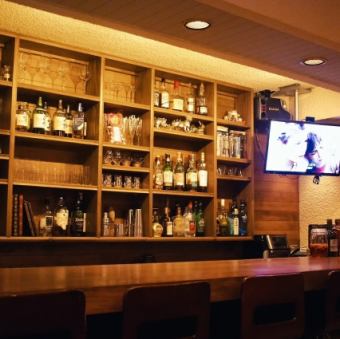 大人の時間をしっとりとお過ごしいただけるカウンターは全10席。有名な銘柄から希少な銘柄まで風格溢れる酒瓶と、磨き上げられたグラスが小綺麗に並んだ棚は圧巻。おひとり様はもちろん、デート利用にも最適なカウンター席は、耳心地の良い音が弾ける特等席。ぜひ心ゆくまでご堪能ください。