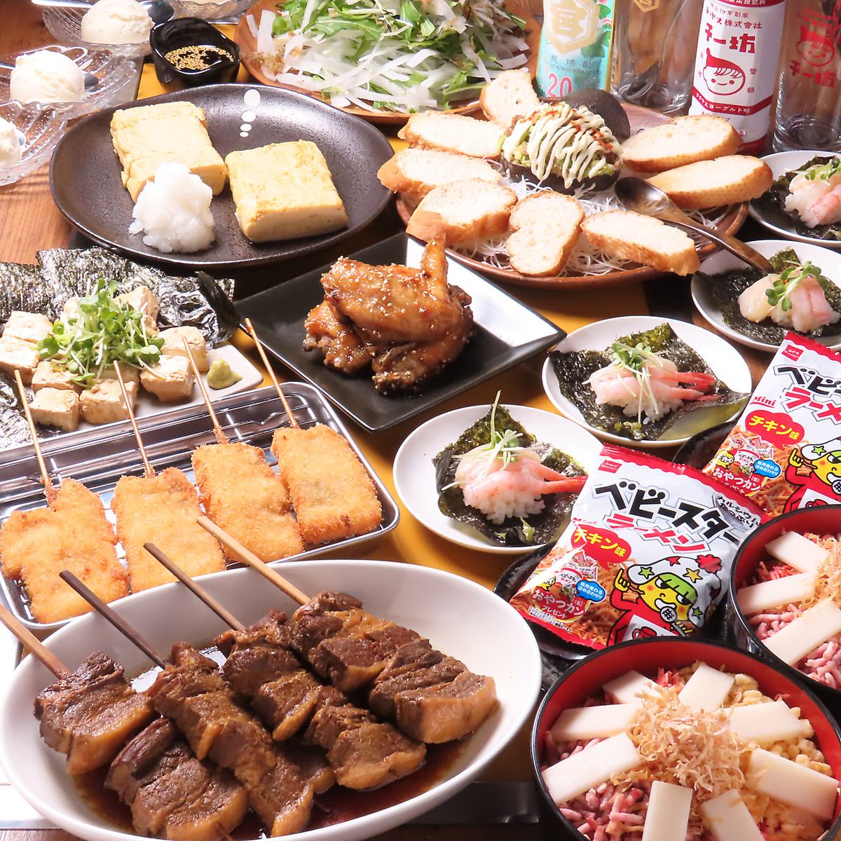 昭和レトロな店内で、おでんや串揚げとともにお酒を楽しめる♪