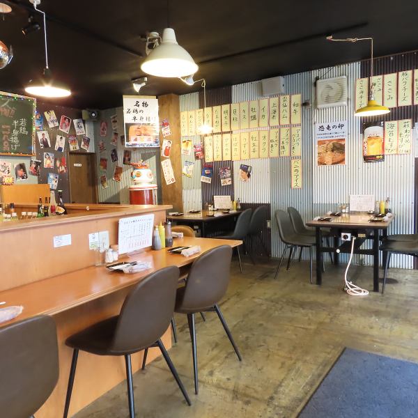 昭和レトロな店内☆古びた内装を演出しつつも清潔に保たれた店内。壁にはたくさんのポスターが貼ってあり、店内には昔のロボットのわたあめ機もあります。料理だけではなく、お店の雰囲気も楽しみたい方には必ずお楽しみいただけます♪