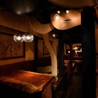 【魅惑の空間で贅沢な時を・・・!】独創的な世界観が漂う店内で、特別なお時間をお楽しみいただけます。デートや会食にふさわしい雰囲気が広がっており、心躍るひとときを過ごすことができます。ふたりの距離をさらに近づける素敵な空間で、特別な思い出を刻みましょう!皆様のお越しをお待ちしております。