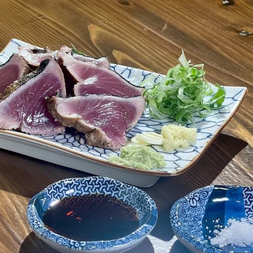 We serve straw grilled depending on the season.* The image is of bonito roasted with straw.