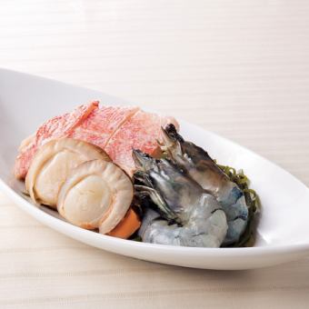 海鮮盛り合わせ（海老・ひも付きホタテ・魚・昆布）