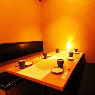 请在可以在脚下放松的私人房间尽情享受。超棒的无限畅饮套餐3300日元（含税）起。也欢迎只预订座位，所以请随时与我们联系。