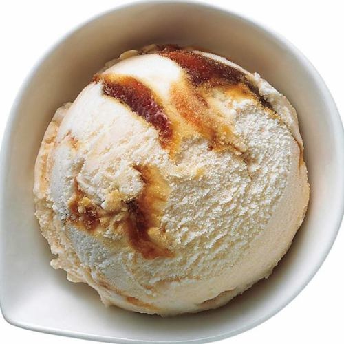 香草冰淇淋配红糖浆和大豆粉