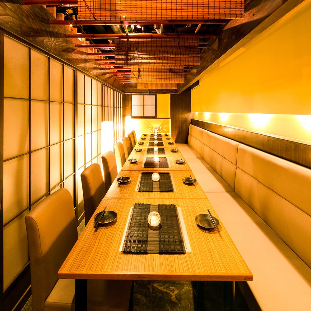 采用间接照明的现代日式空间，最多可容纳 100 人的聚会。