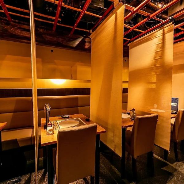 新宿の喧騒から逃れた隠れ家空間。やわらかな灯りが落ち着いた雰囲気を演出してくれます。少人数から団体様まで気兼ねなくご利用いただけるプライベート個室、大人数でもゆったり寛げる大型個室も完備してますので各種宴会におすすめです。