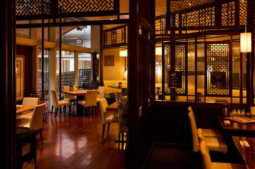 落ち着いた広々とした店内