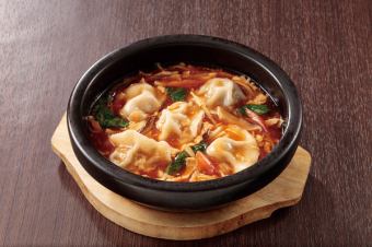 水餃子と酸辣湯土鍋仕立て