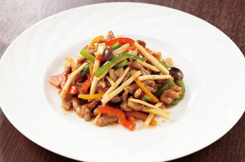 豚肉の三色ピーマン細切り炒め