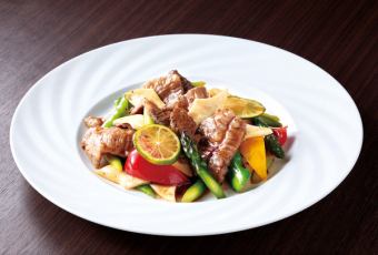 和牛ばら肉と彩り野菜の香辣醤炒め