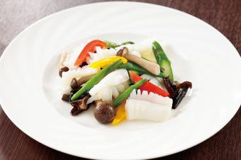 紋甲イカと野菜の塩炒め