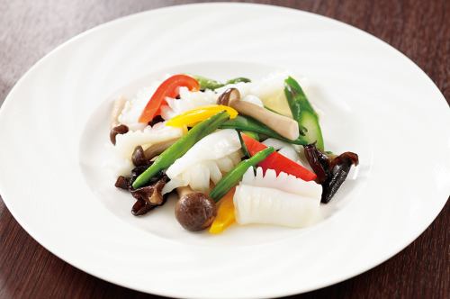 紋甲イカと野菜の塩炒め