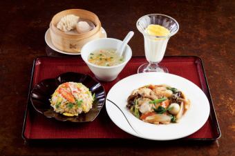 ハーフ五目焼きそば＆ハーフカニ炒飯