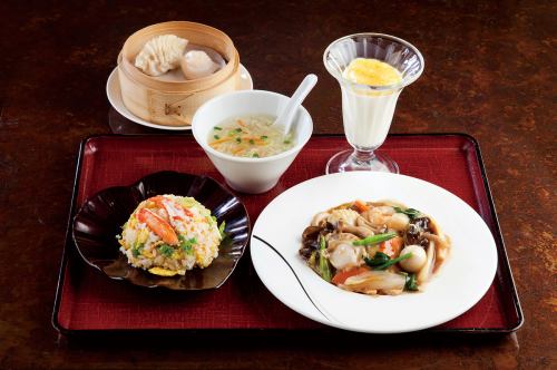 ハーフ五目焼きそば＆ハーフカニ炒飯