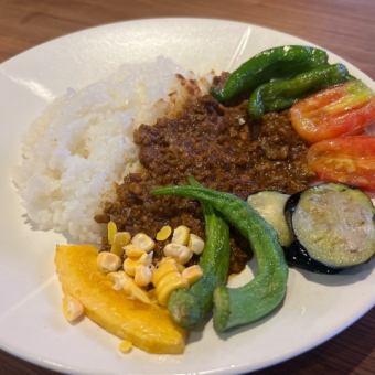 [Summer vegetable keema curry] Set of salad bowl, soup, and vegan keema curry for 1,760 yen (tax included)