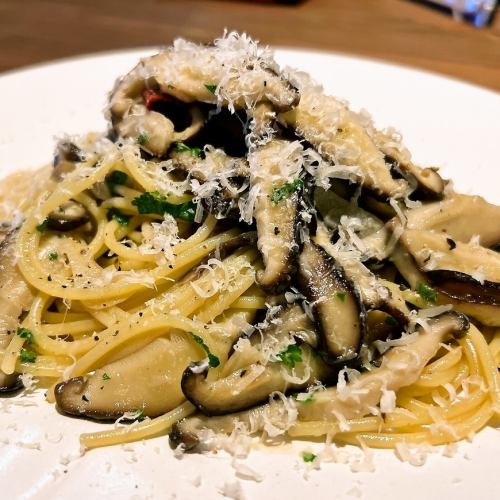 [Vegetarian Friendly] Pasta with 6 Kinds of Mushroom Cream