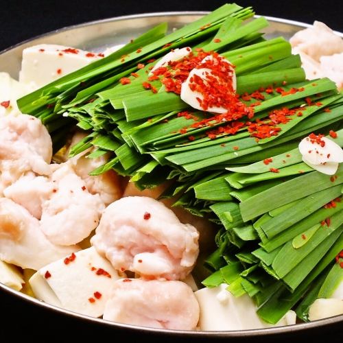 Domestic beef offal hotpot (offal, chives, burdock, tofu, bean sprouts, cabbage, garlic)