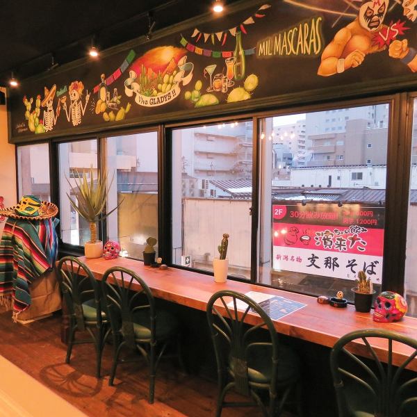 The counter seat at the window is the best special seat ★ Enjoy the atmosphere of Niigata × Mexico.
