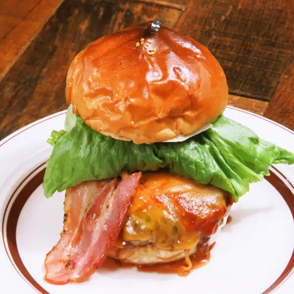 肉の旨みを豪快に味わう グラディスバーガー♪