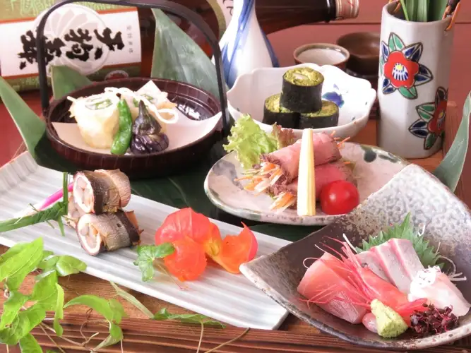 精選當地食材：天塚懷石料理套餐（含2小時暢飲），共8道菜 ⇒ 7200日圓