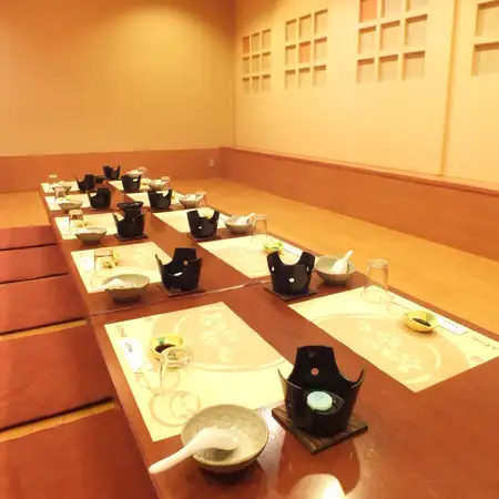 The sunken kotatsu seats, which can be used by small groups, are perfect for when you want a private space. There are just the right amount of partitions between the tables, so you can enjoy your meal and conversation at your own pace without worrying about those around you.It is a relaxing space that is perfect for a variety of occasions, such as a drink after work, chatting with close friends, or celebrating an important anniversary.