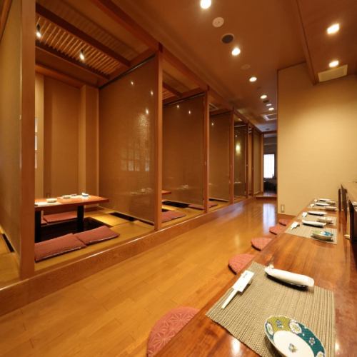 <p>落ち着いたスペースでにぎやかに酒を酌み交わす。足をのばしてゆっくりできる掘りごたつ式個室が宴会に大好評です。当店では新型コロナウイルス感染対策として、「スタッフのマスク着用」「店内の換気」「お席の間引き」「カウンターにはクリアシート」「店内、入店時の消毒」を実施しております。</p>