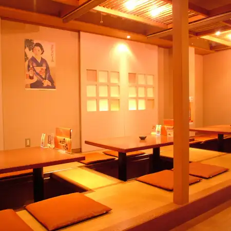 The sunken kotatsu-style seating, surrounded by the warmth of wood, allows you to stretch out your legs and relax comfortably. ◎ It's easy to relax even during long banquets, and is a popular choice for friends and families with children.♪ You can enjoy delicious Kanazawa cuisine to your heart's content while feeling as comfortable as if you were at home.Please enjoy a blissful time.