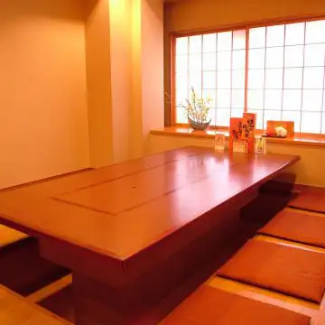Our restaurant has a total of nine private rooms, large and small, that can accommodate from four people.Our private rooms, filled with a Japanese atmosphere, can be used for a wide range of occasions, from business use such as entertaining and dining to family gatherings. Enjoy our carefully prepared dishes in a quiet space where your privacy is protected. We will guide you to the most suitable room to suit your group size.