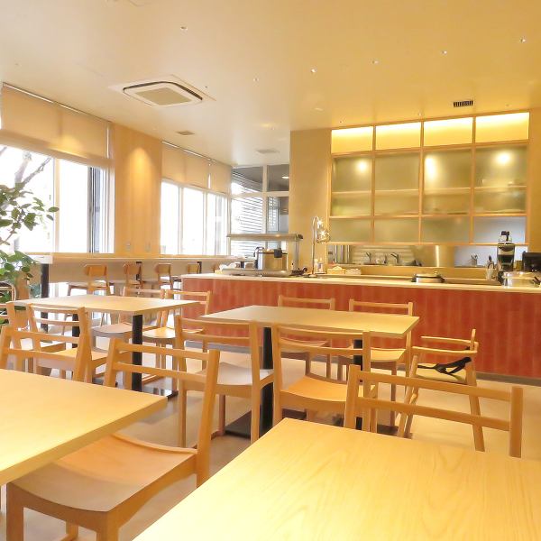 [Kyowa Gohan◇] The inside of the restaurant is unified with beige color and wood, creating a space where you can feel the gentleness and warmth.There are also ramps, so even people in wheelchairs can visit our store with peace of mind.Enjoy a blissful time with delicious, healthy food and drinks.