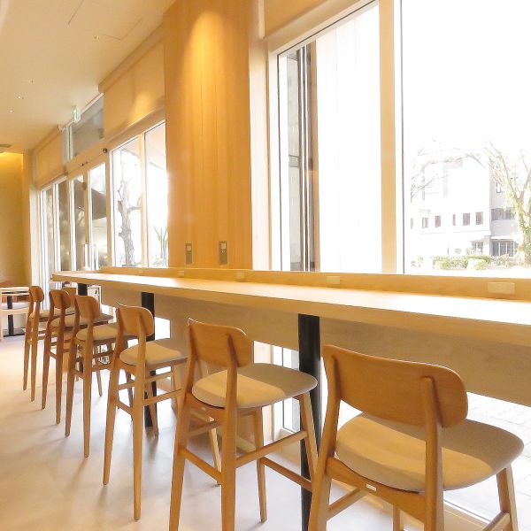 [Counter◇] Even if you are alone, you can spend a relaxing time at the counter seat by the window.Private reservations are also available for reservations for 10 or more people by 12:00 the day before.Please feel free to use it in various usage scenarios.