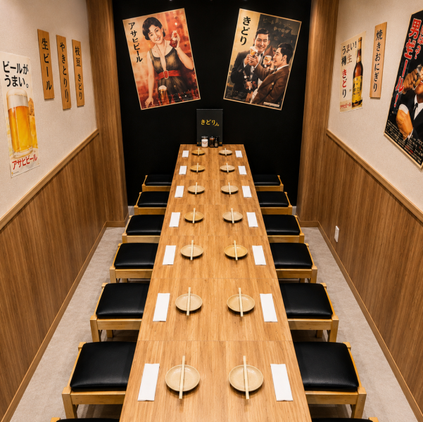 【最大20名様までOK◎フロア貸切宴会】会社宴会や打ち上げ、各種飲み会におすすめ！最大20名様まで利用可能なフロア貸切をご用意しております。周りを気にせずゆったり楽しめる空間で、飲み放題付きコースとともに賑やかな宴会をお楽しみください。