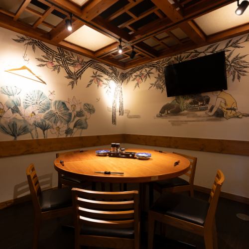Our pride and joy, our round tables, are perfect for family get-togethers or gatherings with friends.The appeal is that you can see everyone's faces, which allows for lively conversation and makes it easy to share food.Enjoy a warm and welcoming time in a relaxing atmosphere that will naturally bring a smile to your face.We offer a heart-warming round table that is perfect for meals on special occasions.