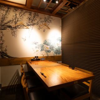Our table seating is comfortable and relaxing.You can enjoy it casually, from one person to a group.Enjoy delicious food and a fun time in a relaxing atmosphere with the warmth of wood.We look forward to welcoming you at our comfortable table, where you can enjoy lively conversation.